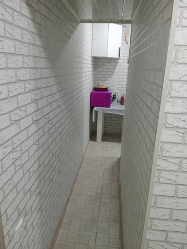 Otaqların uzunmüddətli kirayəsi: - Mətbəx: Parlaq ağ üst şkaflar və boz alt modullar, qranit tipli iş — 4