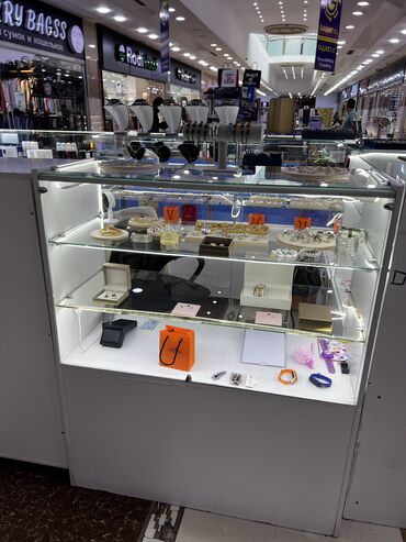 квартиры в расрочку: Сдаётся витрина в ТЦ Beta Store 2. 
Цена 8000 сом 💸