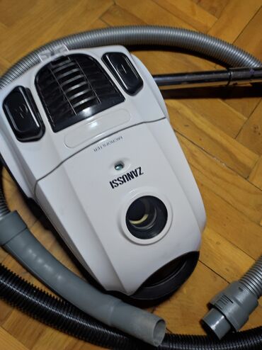 Klasični usisivači: Usisivač Zanussi ZAN2405EL sa kesom - Snaga: 2000 W nominalno (maks — 1