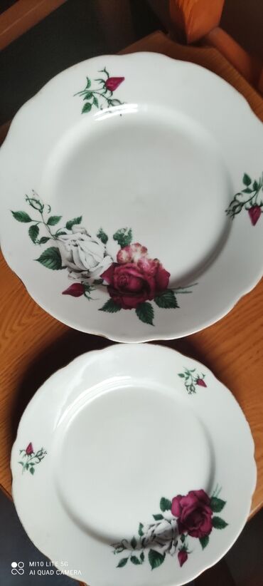 Наборы посуды: Плоские тарелки из чехословацкого фарфора две большие диаметром 25 см