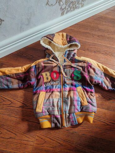 Dəstlər: Uşaq geyimləri dəsti 1) Qalın kapüşonlu jaket: - Ön hissədə “BOYS