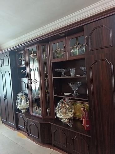 Mebel dəsti – salon üçün iri vitrinli divar dolabı - Material: tünd