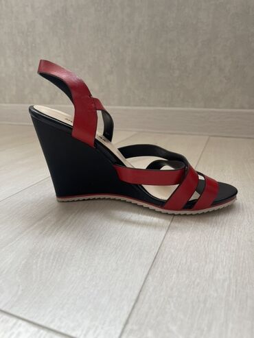 Босоножки, сандалии, шлепанцы: Босоножки, 36, Glossi, Б/у, цвет - Черный, Платная доставка, Самовывоз — 11