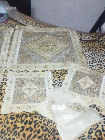 Digər tekstil: Germaniyani. dekor. süfräläri. qızılı. daşlarla. bäzädilmiş — 3