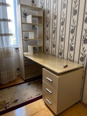 стеклянный стол на кухню купить: Yazi masasi 100 azn. Unvan Memar Ecemi.
k5553~SD (m)