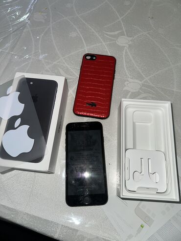 Apple iPhone: IPhone 7, 32 GB, Jet Black, Barmaq izi, Simsiz şarj