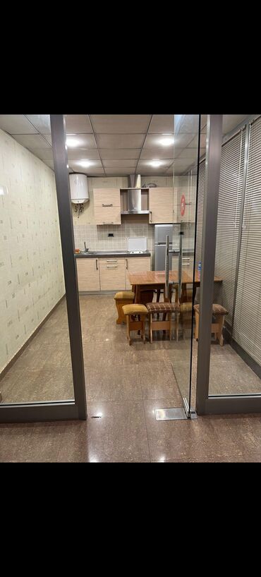 Ofislər: Ofis sahəsi – şüşə arakəsməli, geniş vestibül və iş otaqları - İşə — 8