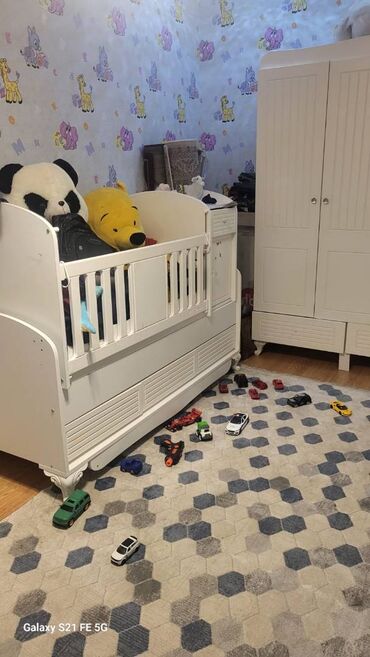 Mebel: 3 qapili dolab ve carpayi 2si biryerde satilir. Teze matras da ustunde