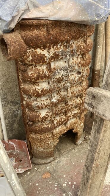 Özü yapışan divar kağızları: Seksiyalı Radiator Çuqun
