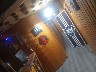 starex qara qarayev фото: Divarda futbol loqosu olan dekorativ lövhə. Qara və ağ rənglərdədir və