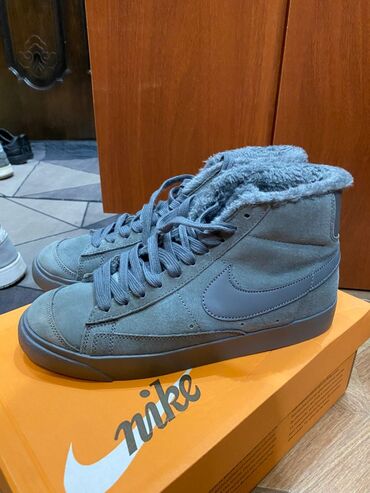кроссовки мужские зимние: Эркектердин кроссовкасы, 40.5, Nike, Колдонулган, түсү - Боз, Өзү алып кетүү