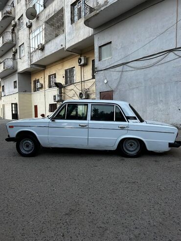 Ağ rəngdə Lada avtomobili, dörd qapılı sedan kuzovuna malikdir