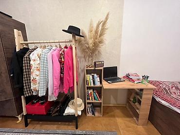 kisi kofta: Minimalist açıq geyim asılqanı və iş/oxu küncü üçün masa-rəf dəsti - — 1