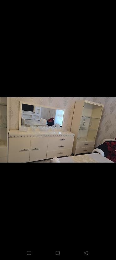 divanda: Dəst halında satılır, qiyməti 800 AZN-dir. Əlaqə nömrəsi:055-843-42-75 — 1
