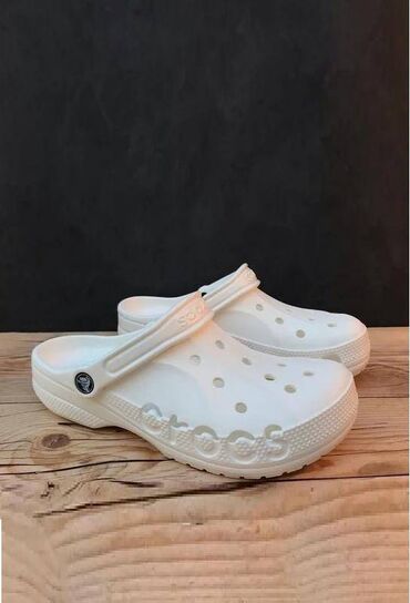 белая обувь: Продаю кроксы, оригинал 💯, белого цвета Заказывали с официального