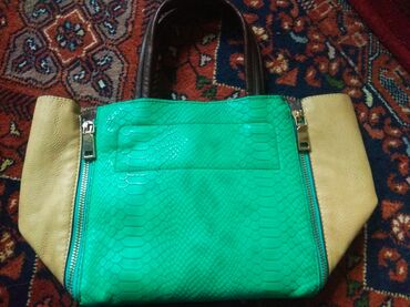 бирюзовая сумка: Небольшая дамская сумочка, очень качественно изготовлена, размер 35