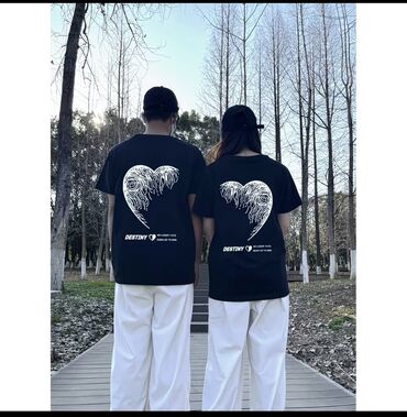 новорожденный одежда: Парные черные футболки с крупным принтом на спине. - Дизайн: белое