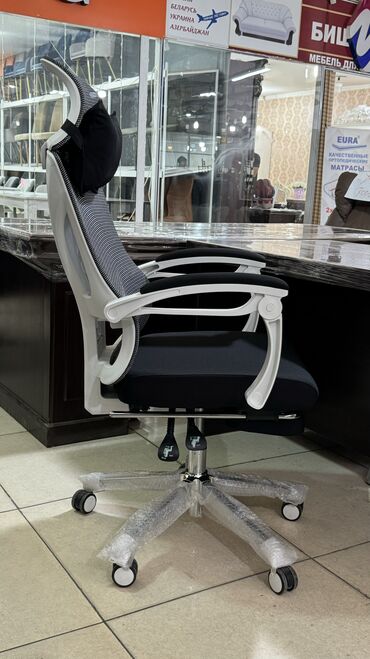 Офисные кресла: Офисное кресло с откидной спинкой и сетчатой обивкой обеспечивает — 6