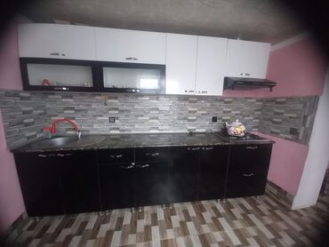 Mətbəx mebeli: Mətbəx mebeli dəsti - Üst modul: ağ rəngli şkaflar, biri şüşəli — 2