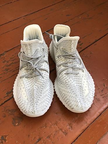 yeezy foam runner: Кроссовки в стиле Yeezy Boost 350 V2, цветовая гамма «серый/белый» — 2