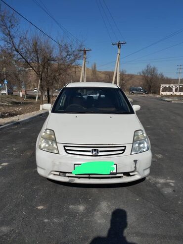 передвижные дома: Белый минивэн Honda Stream, подходящий для семейных поездок и