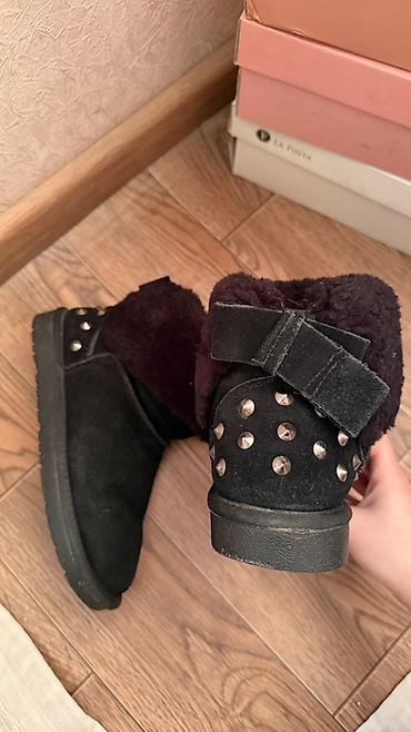 foot patch: Женские короткие угги/дутики из чёрной замши с тёплым меховым — 3