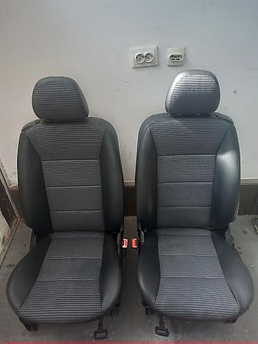 Sedišta mercedes w169 i w245 sedišta su u dobrom stanju .Prednja su
