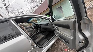 Другие автомобили: Седан серебристого цвета, 4 двери, просторный салон с чехлами на — 1