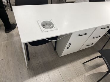 Маникюрные столы: Продаю столы для маникюра. 

100х60 см - 5 шт (с вытяжкой)