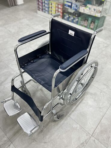 Инвалидные коляски: Инвалидная коляска с пневно колесами и насосом. В наличии
