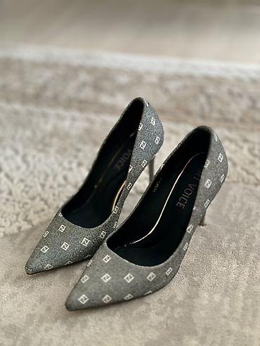 Туфли: 35 / 35,5 размер одевали два раза покупали 5500, каблук очень — 2