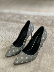 Туфли: 1500 сом все, летний обувь одевали один раз, Эконика брали 6000 сом — 2