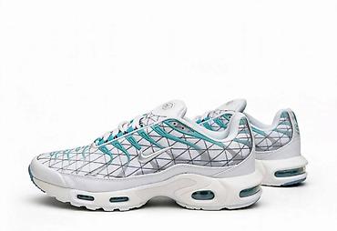 nike sive: Nike Air Max Plus (TN) patike – bele sa sivim geometrijskim uzorkom i — 1