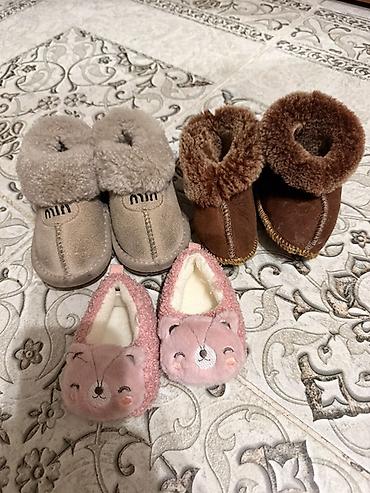 Комплект детских домашних/уличных тёплых сапог 3 пары 1) Серые at lalafo.kg Комплект детских домашних/уличных тёплых сапог 3 пары 1) Серые