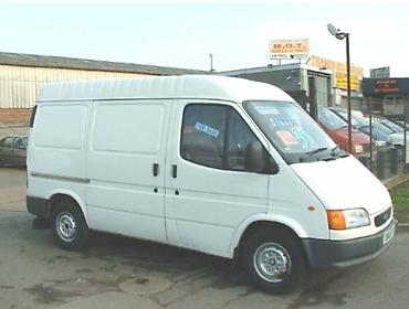 kara: Ağ rəngli yük mikroavtobusu – Ford Transit panelvan (təxminən 1990-cı — 1