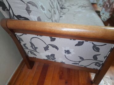 диван деревянный: Прямой диван, цвет - Бежевый, Б/у