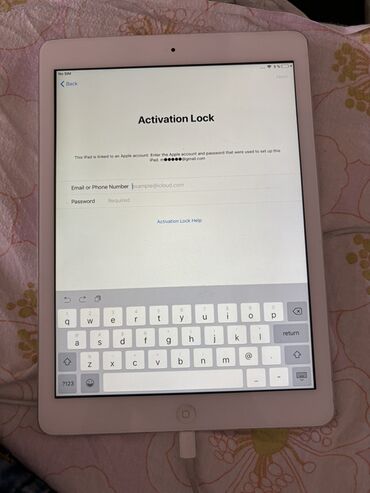 Tableti: Na prodaju ipad za delove  Imaju iCloud  Cena 20€ komad  Broj telefona — 1