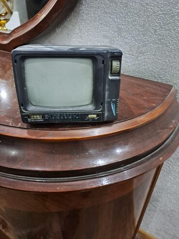 Телевизоры: Kiçik ölçülü, qara rəngli Roadstar markalı portativ televizor. Cihazın
