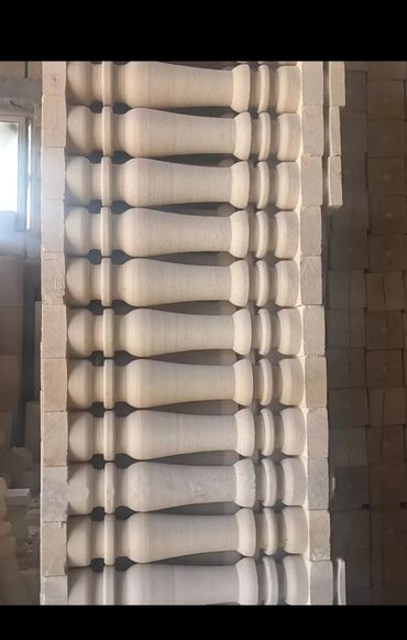 Pilləkən məhəccərləri: Ağ rəngli, müxtəlif formalı və ölçülü dəmir-beton sütunlar. Bu — 9