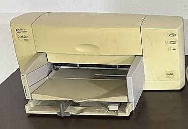 HP DeskJet 710C rəngli inkjet printer. Kompakt masaüstü quruluşa