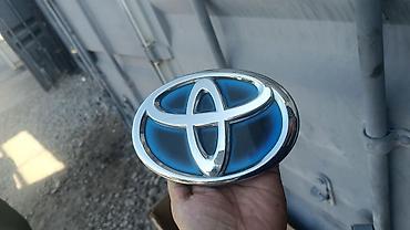 тойота эмблема: Эмблема Toyota (синяя, гибридная серия) — оригинальная передняя — 1