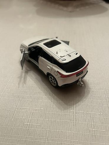 mini disk: Ağ rəngli metal oyuncaq krossover avtomobil maketi - Realistik — 3