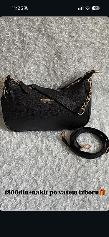 stradivarius s: Crna torba „Fashion Bag” sa zlatnim detaljima. Model u obliku — 1