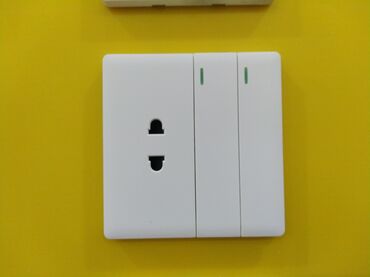 Təmir və tikinti: Bu, bir elektrik rozetkası və iki açarı birləşdirən ağ rəngli divar