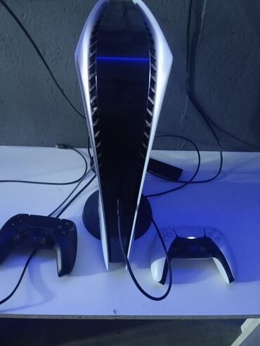 диск для плейстейшн: Игровая консоль PlayStation 5 с двумя геймпадами DualSense. Один