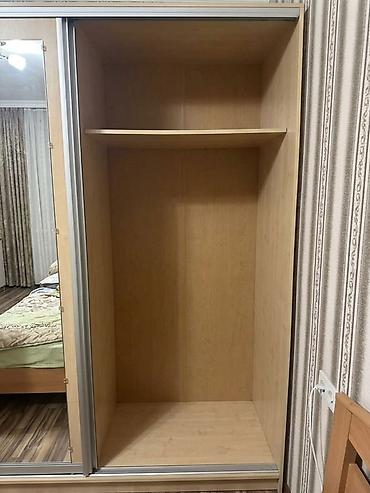 Шкафы-купе: Шкаф-купе из ЛДСП. Три раздвижные двери, одна с большим зеркалом — 4