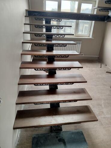 Обшивка лестниц: Современная прямая лестница с металлическим каркасом и деревянными — 4