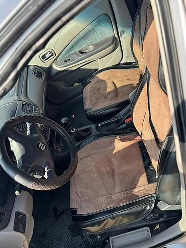 2 8: Nissan Almera: 2001 г., Хэтчбэк — 5