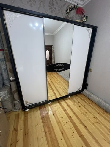 Masalar və oturacaqlar: Kupe, 3 qapılı Düz dolab, Qarderob, paltar dolabı