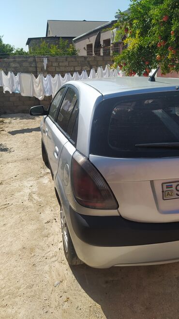 Kia: Kia Rio hatchback – gümüşü rəngdə, kompakt və qənaətcil şəhər — 8